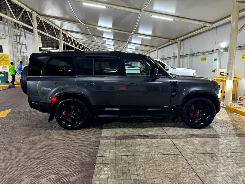 لاند روفر ديفندر 2023